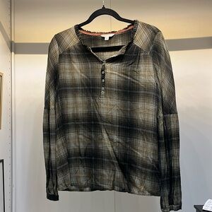 Frye and Company cute long sleeve top. Bell sleeves, details around the collar.